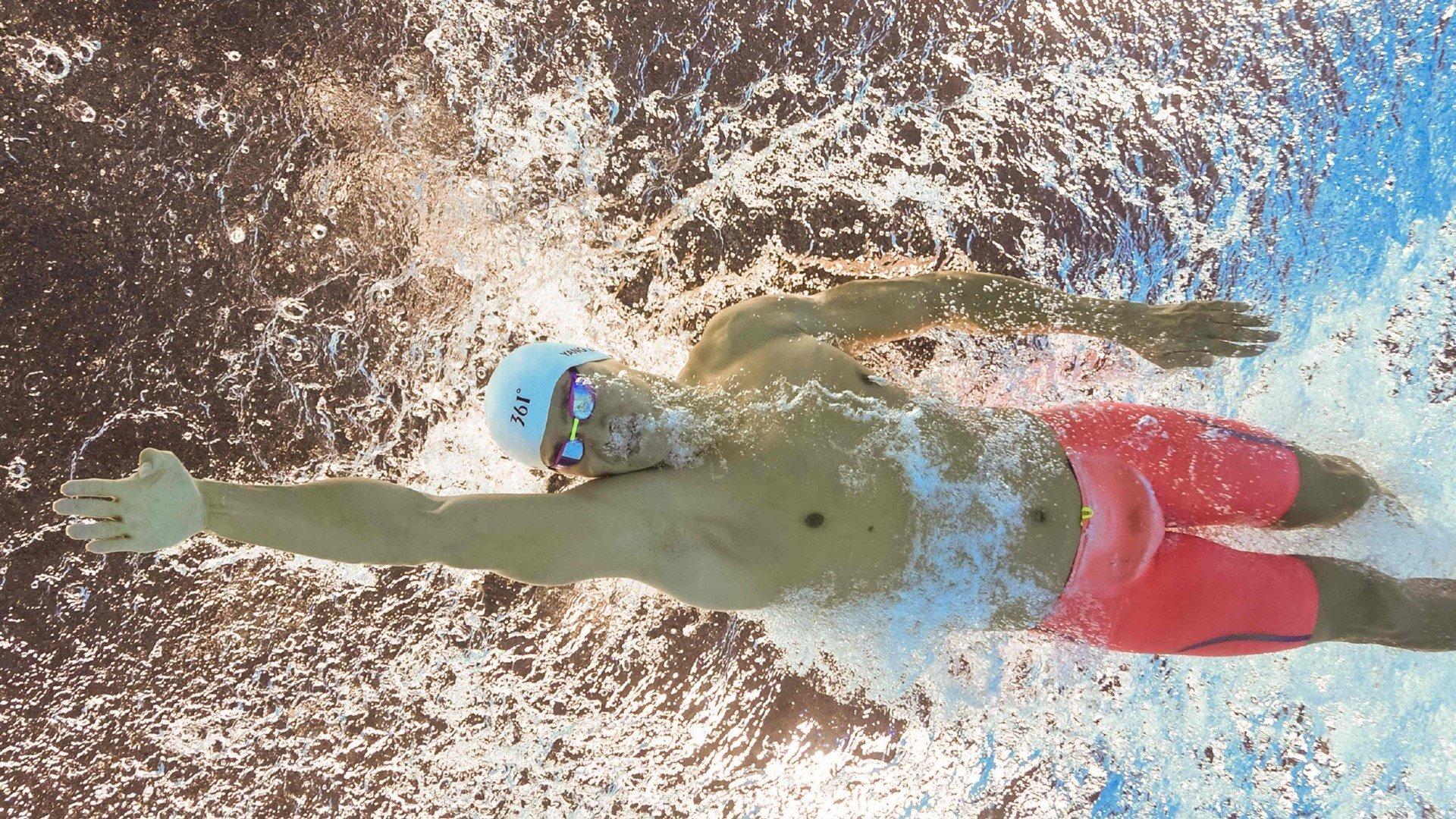 国际帆船赛激战正酣，顶尖选手逐浪争锋