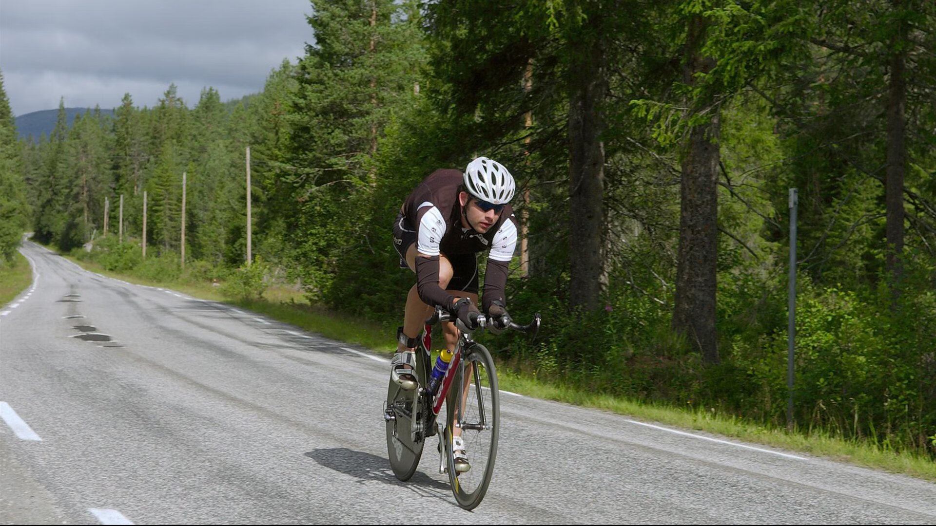 电竞世界杯震撼开赛 全球顶尖战队争夺荣耀